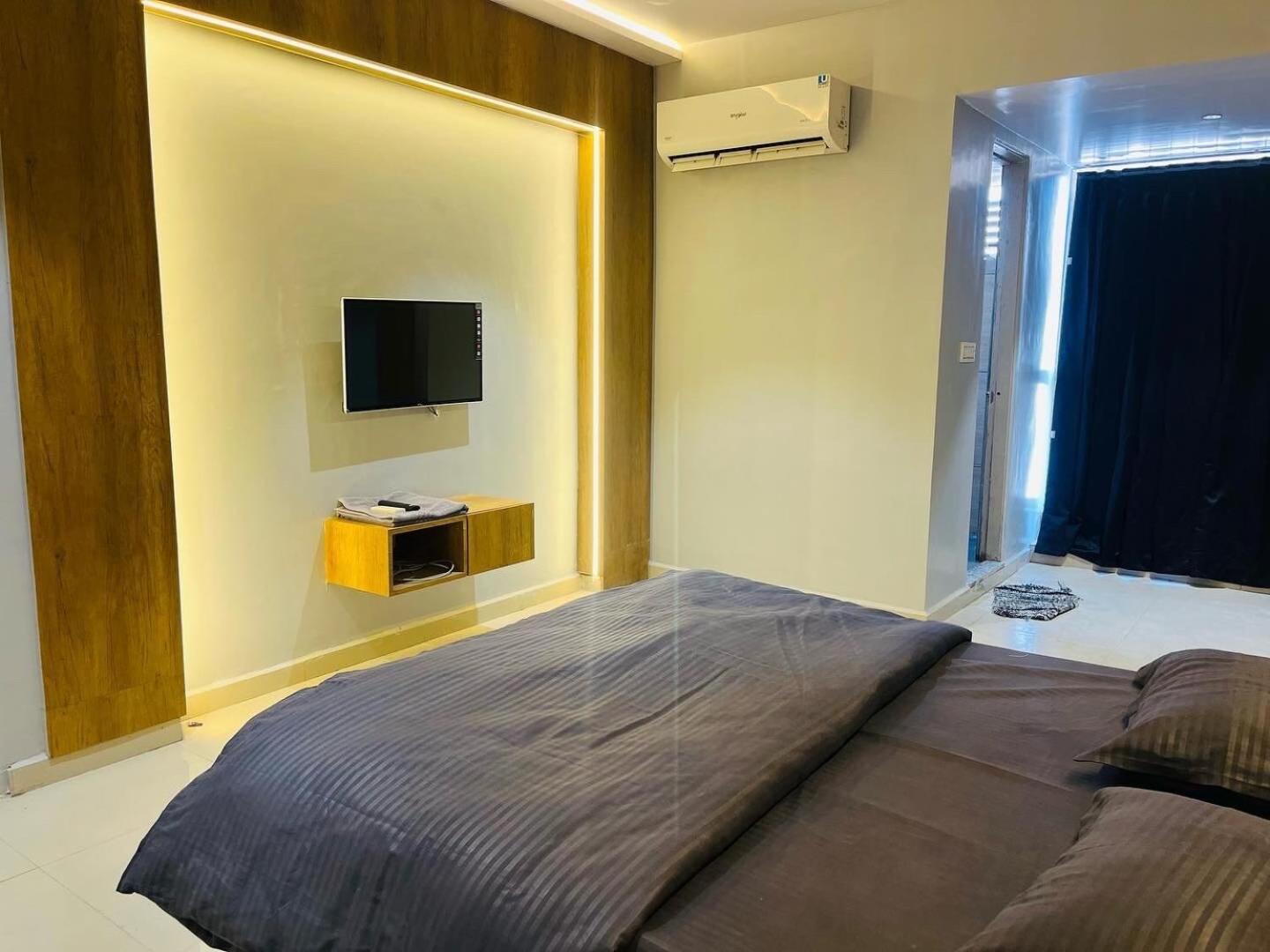 Oyo Florence Hotel สุรัต ภายนอก รูปภาพ